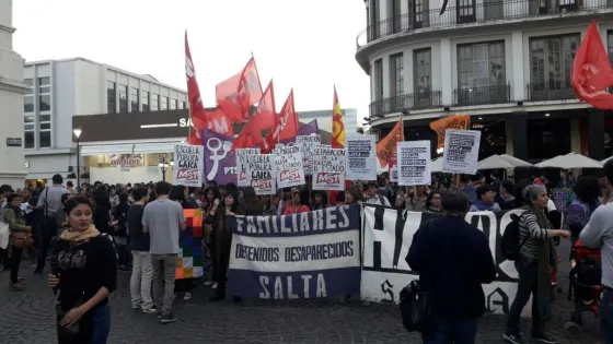 80 personas marchan en contra de la educación religiosa