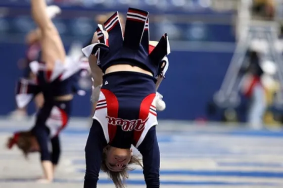 Obligan a una animadora a hacer un doloroso ejercicio a pesar de sus gritos y súplicas. Video