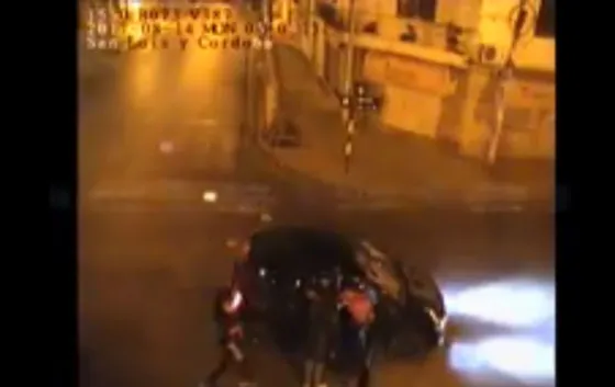 Travestis asaltaron a un conductor en pleno centro. Video