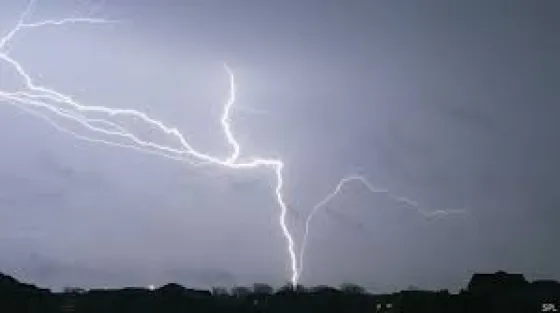 Un rayo le cayó al lado y quedó todo filmado. Video