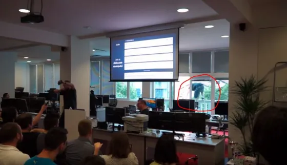 El director de una empresa gasta una broma “mortal” a sus empleados. Video