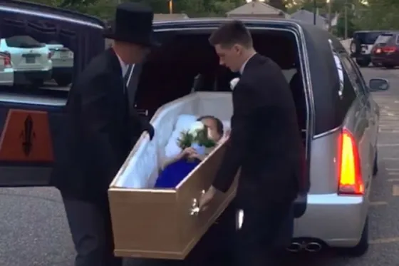 Una joven llega a su fiesta de graduación dentro de un ataúd. Video