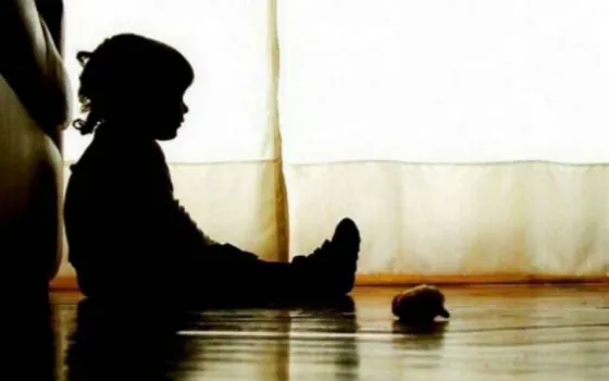 Detuvieron a mujer que golpeó a su hijita en plena calle