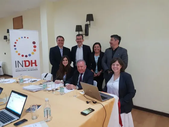 Firma del convenio. Foto: Twitter de Nicolás Zenteno