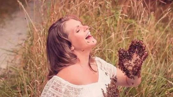 Insólito: Una mujer embaraza se fotografía rodeada de 20 mil abejas