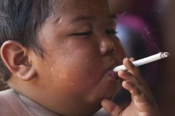 Así está hoy el nene que fumaba a los 2 años