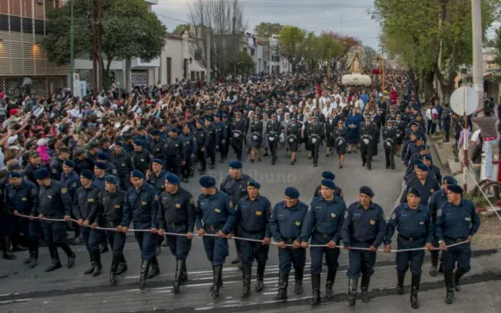 Efectivos policiales en la procesión del Milagro. Foto: El Tribuno