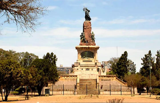 Atención: Desvíos y cortes por trabajos en calles aledañas al monumento 20 de Febrero