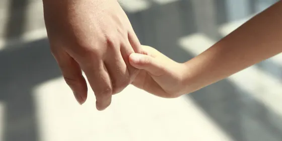 Convocan a familias femeninas para adoptar a una niña de 12 años