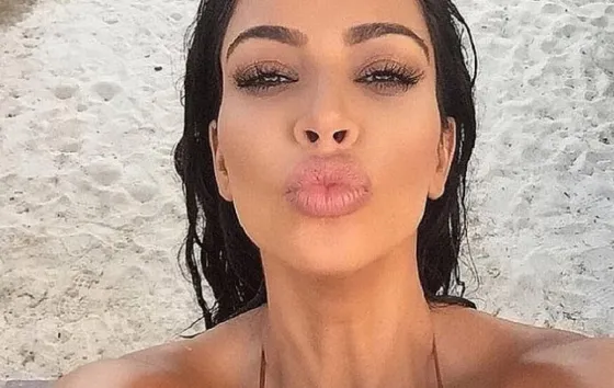 Kim Kardashian desnuda en un árbol