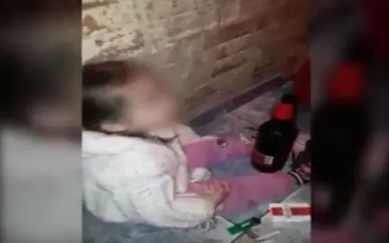 Padres drogan y alcoholizan a su pequeña hija. Video