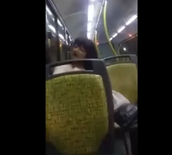 Una mujer viajaba poseida en un colectivo. Video