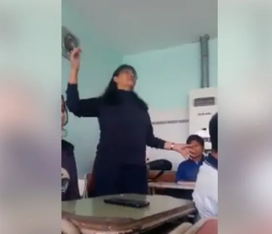 Fuerte cruce entre un alumno y una docente. Video