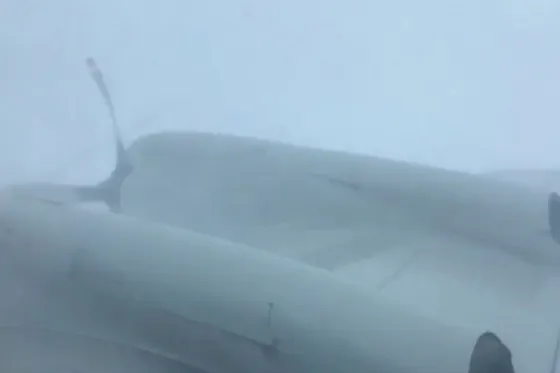 ¡Una locura! Un avión se adentró en el ojo del huracán Irma. Video