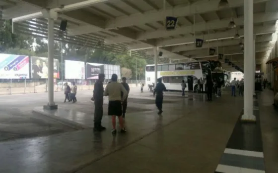 Sin colectivos de larga distancia y marcha de choferes por la tarde