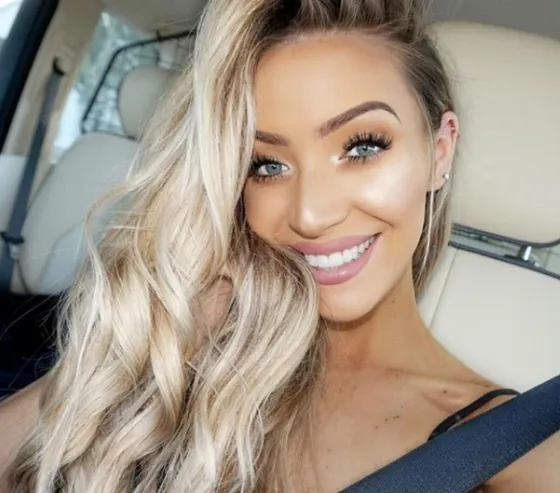 Se tatuó las cejas y los labios. Mirá cómo quedó