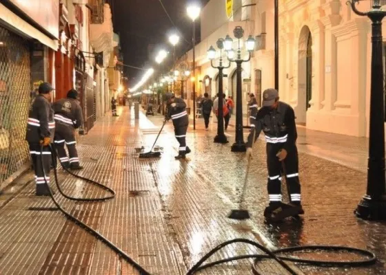 Realizan tres frecuencias diarias de limpieza en Plaza 9 de Julio, Peatonales y Balcarce
