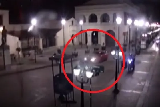 Por escaparse de la policía se METIÓ a la peatonal con el auto. VIDEO