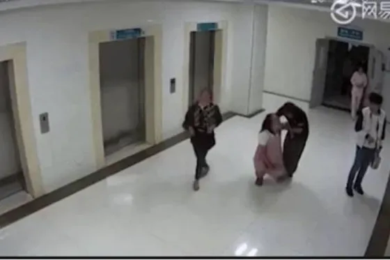 Tras negarle la cesárea, embarazada se arroja de un 5º piso. Video