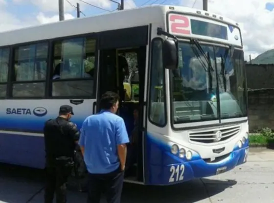 SAETA: Un chofer agredió a pasajeros e intentó zafar denunciándolos