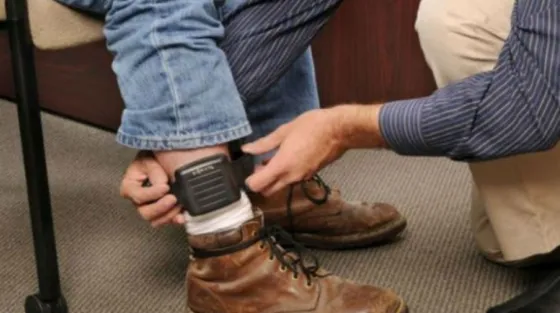 ¿Una pulsera electrónica garantiza el control de un violento?