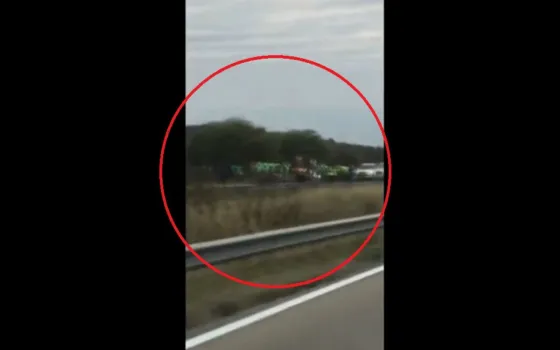 Así caminan los peregrinos, sin custodia alguna. Video