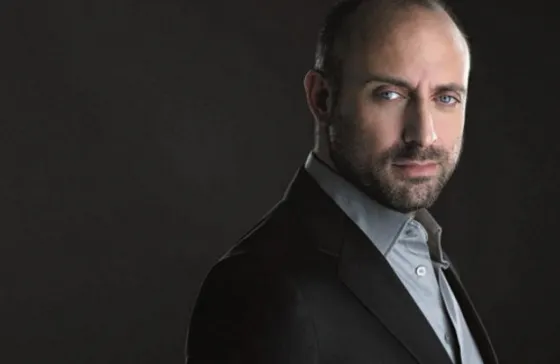 ¿Te acordás del galán turco Onur? ¡Le pasaron los años y un camión!