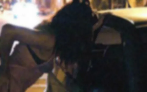 Denunciaron a un policía por golpear y no pagarle a un trans