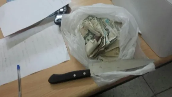 Esperó que su novia cobrara, la golpeó y le robó 8 mil pesos