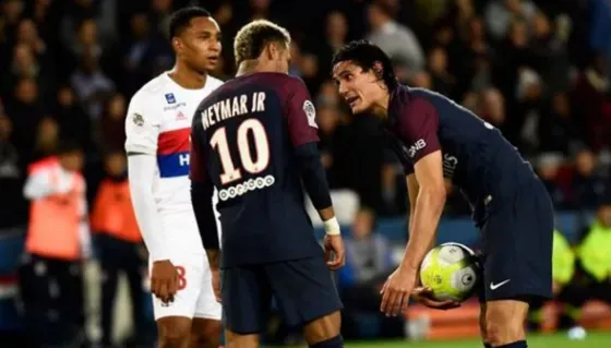 Fuerte cruce entre Neymar y Cavani. Video
