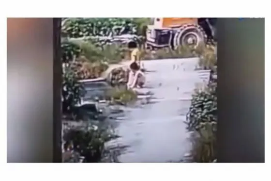 Mueren 3 niños intentando sacar a su amigo de un río. Video