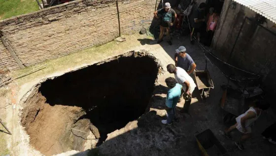 Investigan el origen del pozo que se tragó a una mujer que limpiaba la pileta