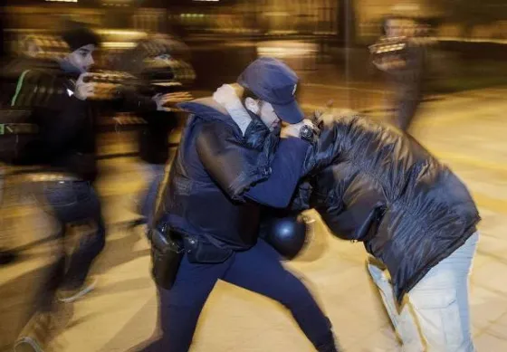 Policías agredieron a un joven que quiso filmar un operativo