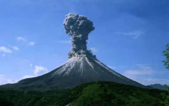 Un volcán hace erupción tras el terremoto en México. Video