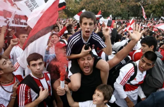 Si River gana el jueves los hinchas cumplirán promesas insólitas. Mirá