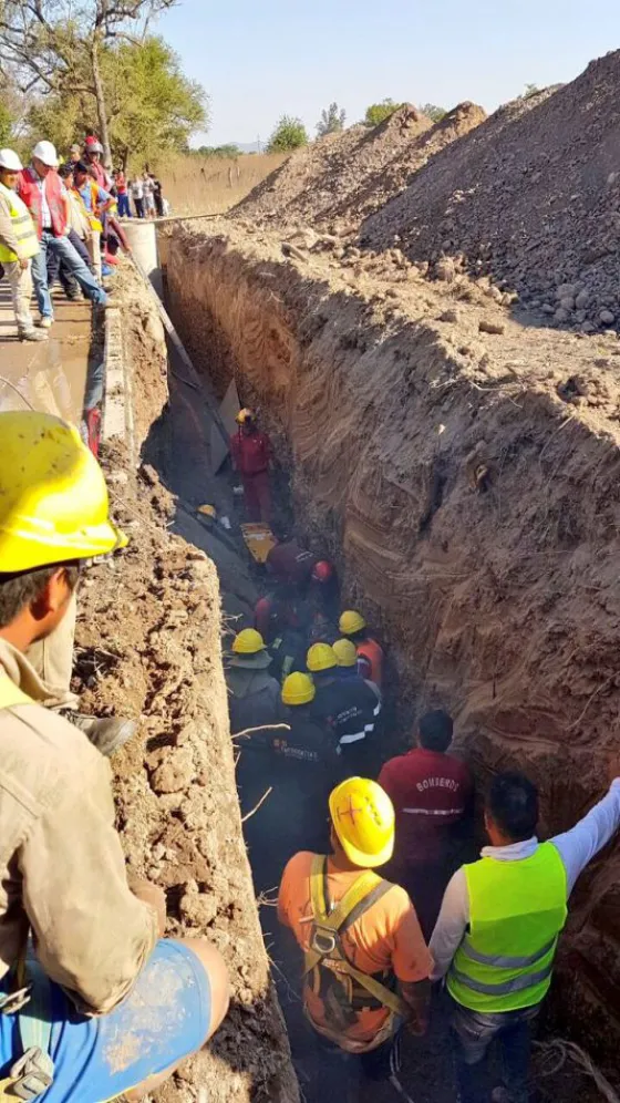 Rescataron a dos operarios que quedaron enterrados