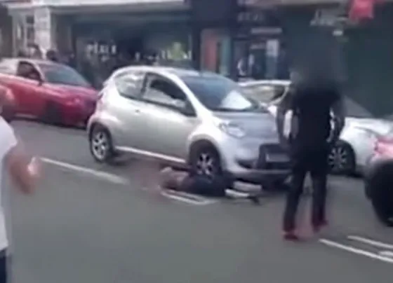 Molestan a un conductor y este termina dándoles una golpiza. Video