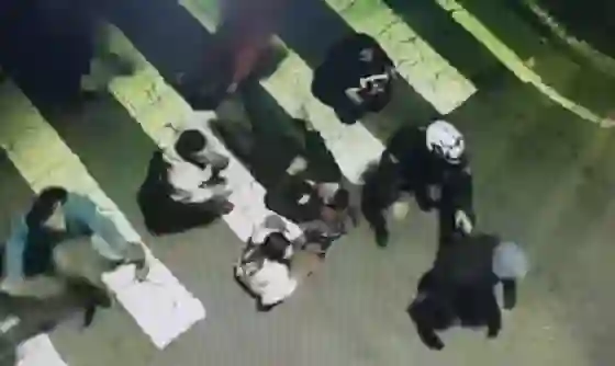 Tres personas mueren trágicamente al intentar ayudar a un motociclista. Video