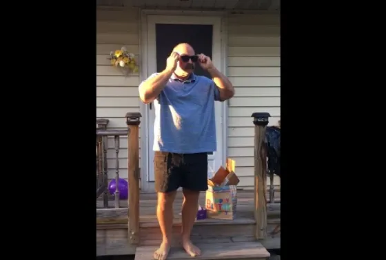 Un abuelo daltónico ve colores por primera vez. Video