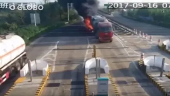 La odisea de un camión en llamas en plena ruta. Video