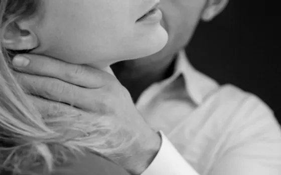 Le dio una brutal golpiza a su familia