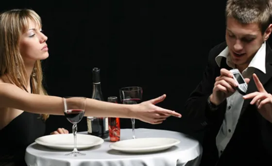 Atención celosos: revisarle el celular a tu pareja ahora es un delito federal