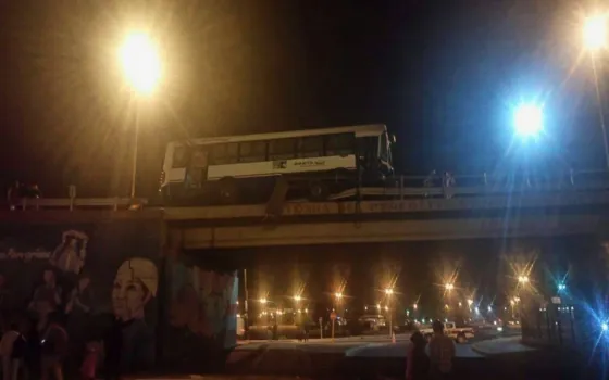 Colectivo casi cae al precipicio