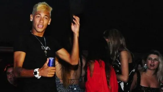 Neymar de fiesta con modelos de Victoria Secret