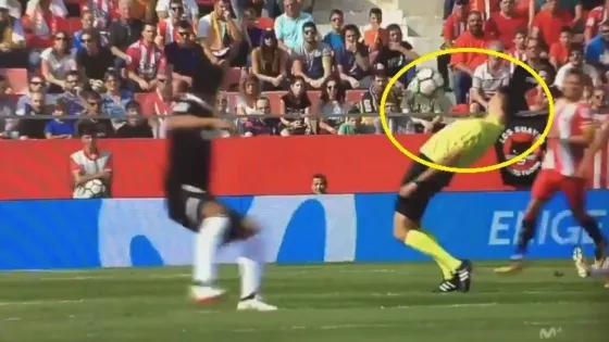 Un árbitro español evita que una pelota lo golpee a lo 'Matrix'