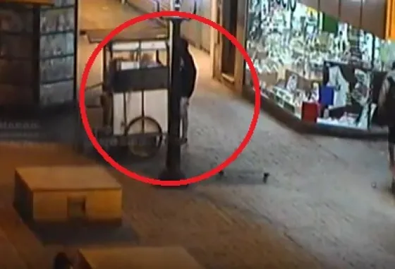 Jóvenes roban un carrito de pochoclos. ¡Ni ellos se salvan!