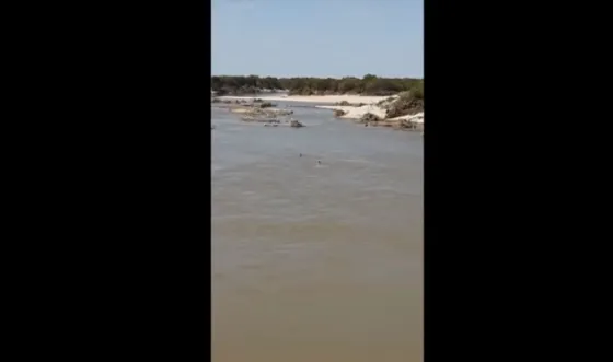 Desesperante rescate de un pescador en el Río Dulce. Video