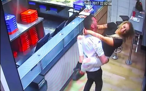 Pareja iría presa por tener "actos sexuales" en una pizzeria. Video