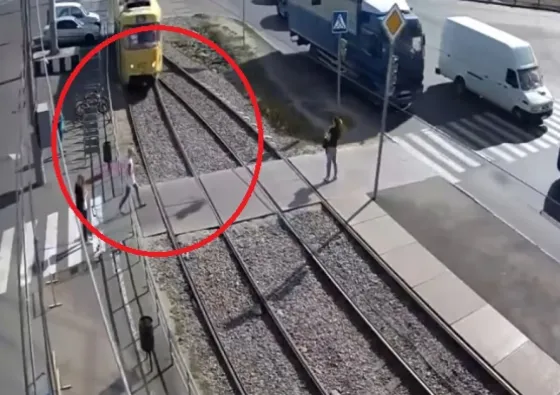 Cruza la calle mirando su celular y la atropella un tranvía
