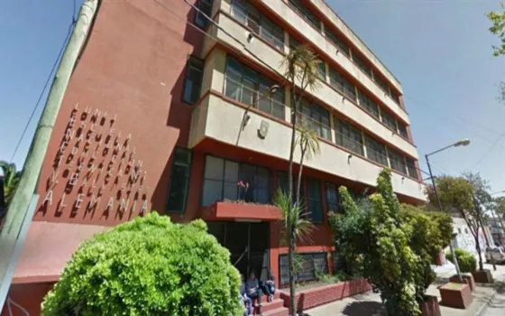 Alambran las ventanas de una escuela porque dos alumnos intentaron suicidarse
